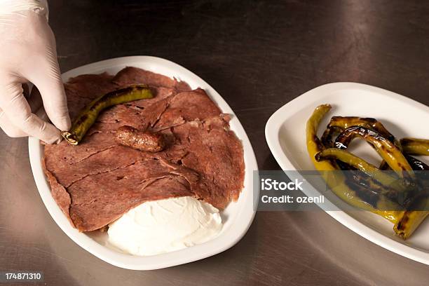 Doner Kebab Foto de stock y más banco de imágenes de Alimento - Alimento, Alimentos cocinados, Asado - Alimento cocinado