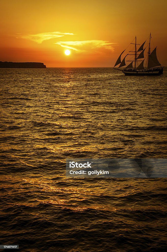 Golden Sunset Sail auf die Caldera, Santorin, Griechenland - Lizenzfrei Berg Stock-Foto