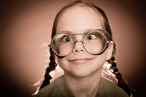 маленькая девочка в очки стимпанк - child cross eyed nerd eyewear стоковые фото и изображения