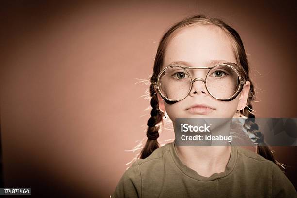Poważne Dziewczynka Noszenie Okularów Steampunk - zdjęcia stockowe i więcej obrazów Steampunk - Steampunk, Dziecko, Dziewczyny