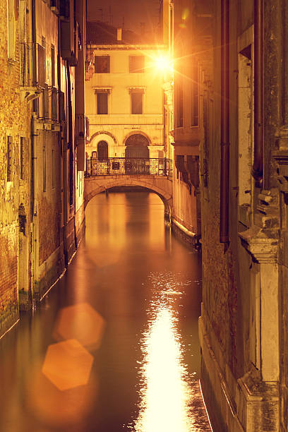 canal de venise de nuit - venice italy flash photos et images de collection