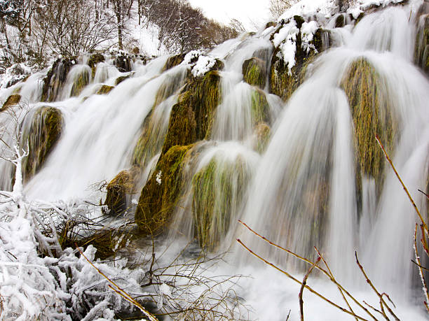 워터풀 cascades - plitvice lakes national park croatia winter sparse 뉴스 사진 이미지