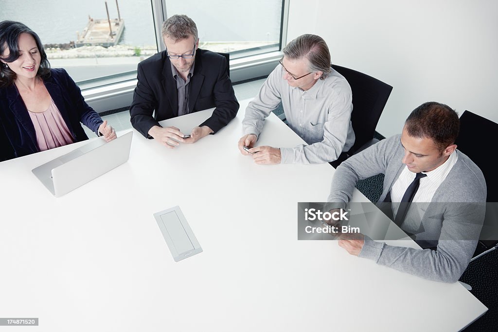 비즈니스 직원관리 앉아 표, 노트북 컴퓨터 및 스마트폰을 - 로열티 프리 30-39세 스톡 사진
