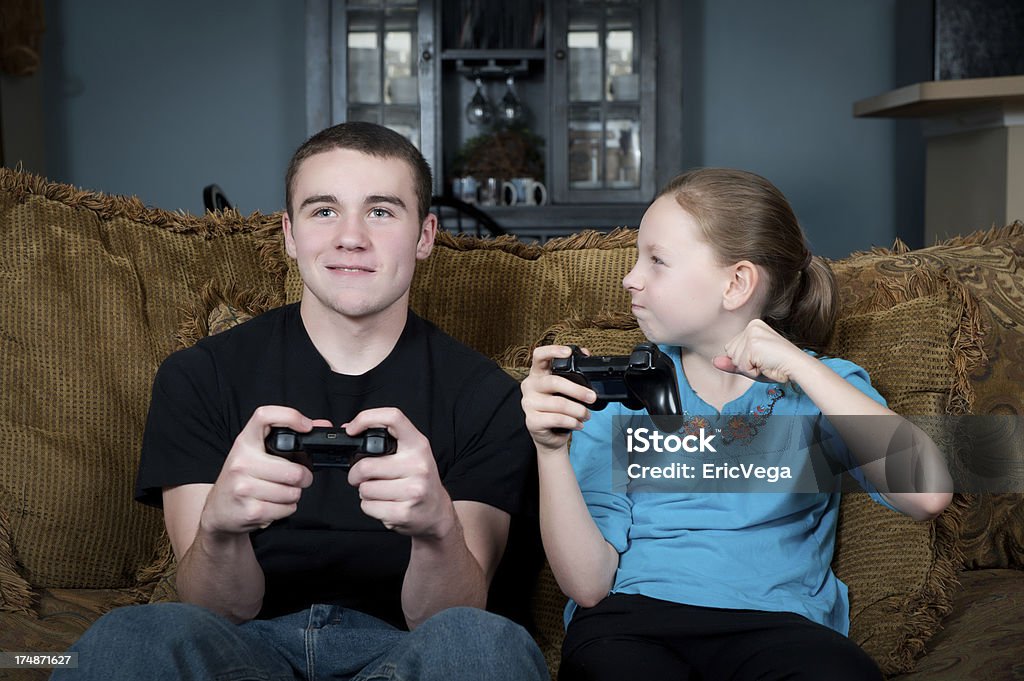 Jeunes enfants jouant à des jeux vidéo sur le téléviseur - Photo de Activité de loisirs libre de droits