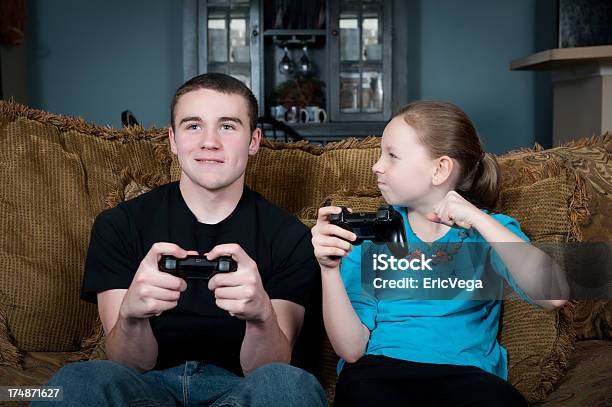 Młody Dzieci Grają W Gry Wideo W Telewizji - zdjęcia stockowe i więcej obrazów Adolescencja - Adolescencja, Brand Name Video Game, Brat