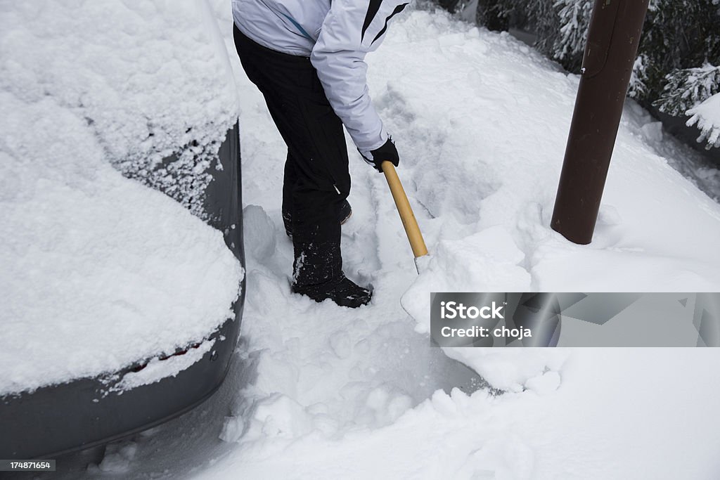 Pessoa remoção de neve neve após blizzard - Foto de stock de Carro royalty-free