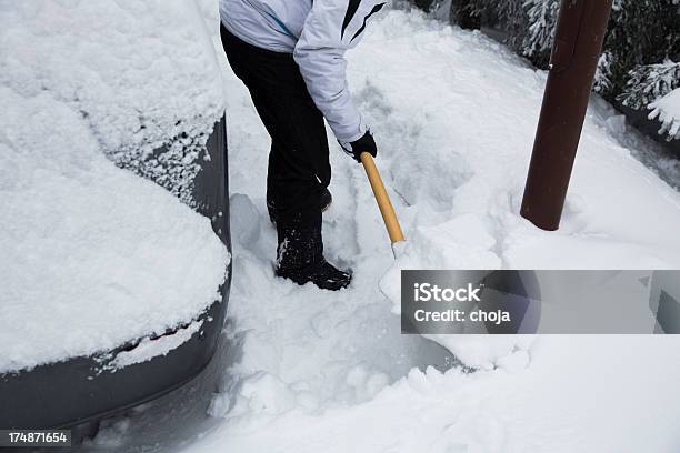 Foto de Pessoa Remoção De Neve Neve Após Blizzard e mais fotos de stock de Carro - Carro, Pá para neve, Congelado