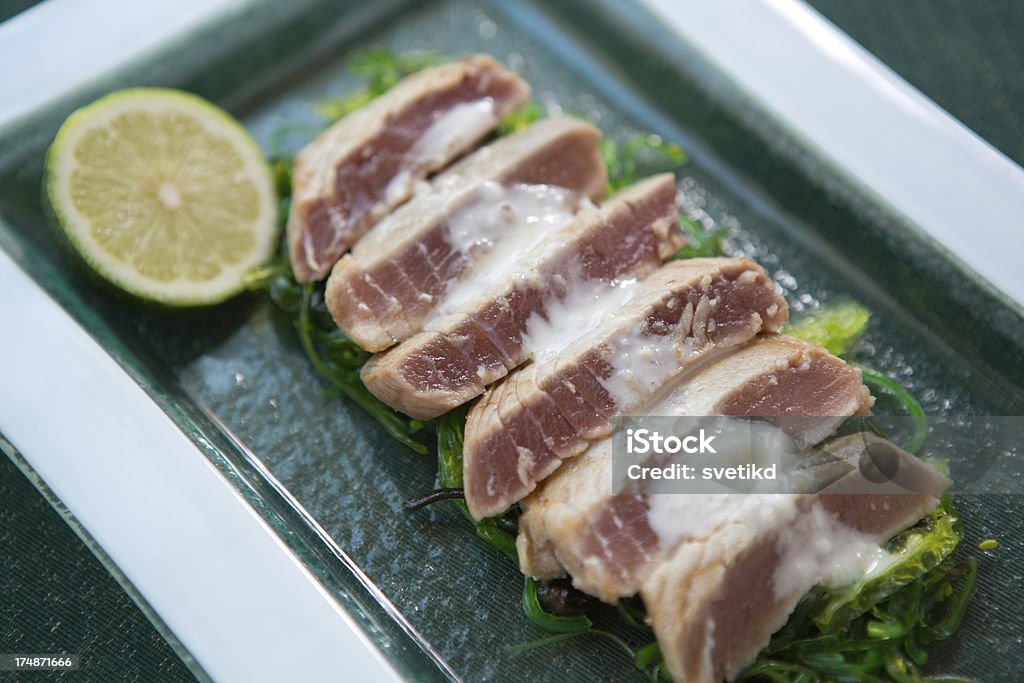 Filete de atún en wakame. - Foto de stock de Alimento libre de derechos