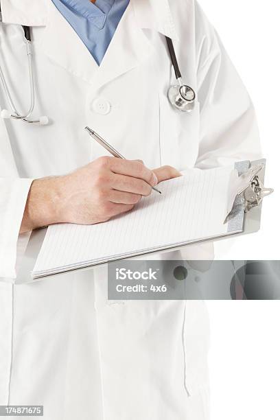 Foto de Masculino Médico Escrevendo Notas e mais fotos de stock de 20 Anos - 20 Anos, Adulto, Branco