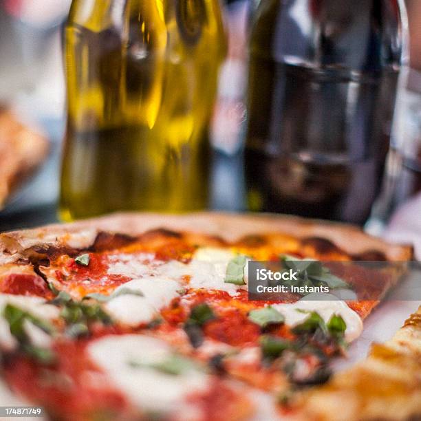 Foto de Pizza Margharita e mais fotos de stock de Alimentação Não-saudável - Alimentação Não-saudável, Azeite, Azeite Extra Virgem