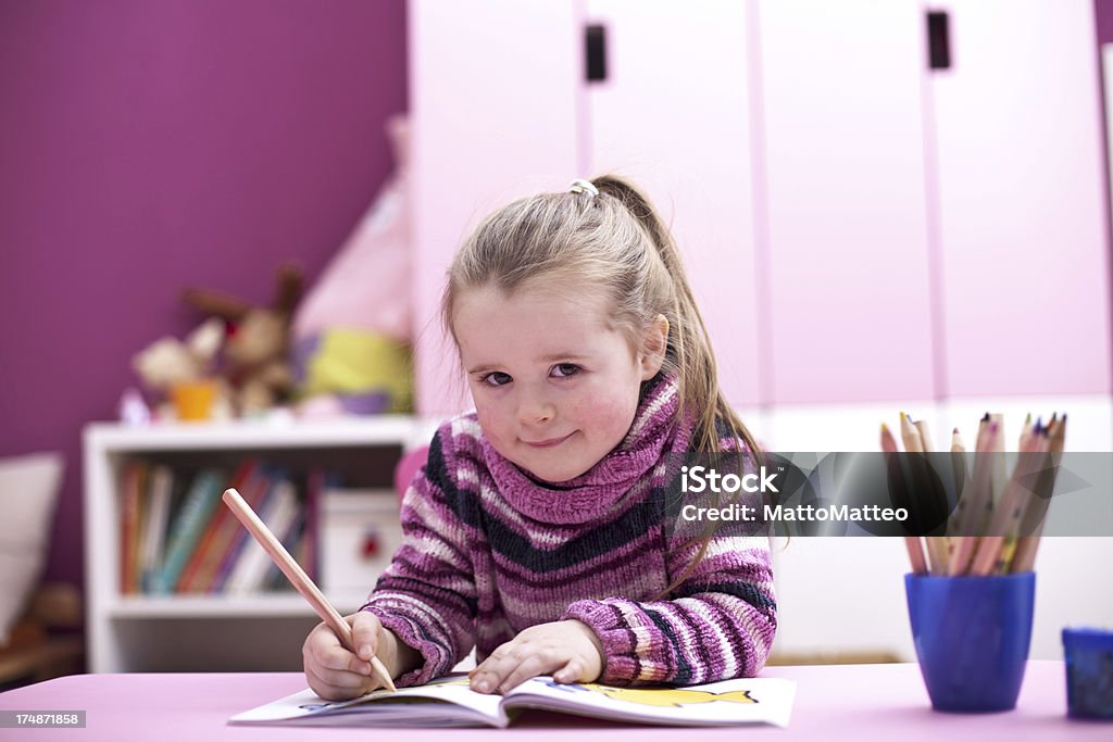 Kleines Mädchen ist-Zeichnung - Lizenzfrei Bleistift Stock-Foto