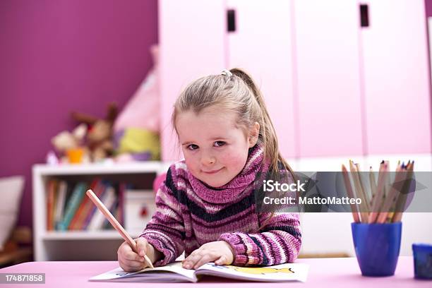 Kleines Mädchen Istzeichnung Stockfoto und mehr Bilder von Bleistift - Bleistift, Bleistiftzeichnung, Bunt - Farbton