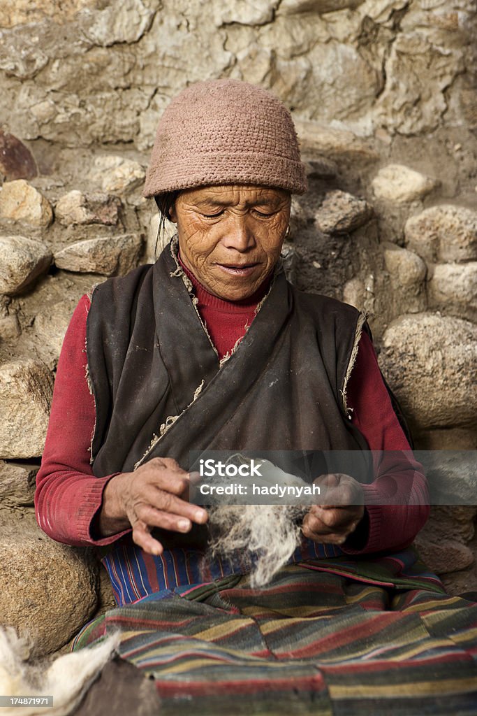 Tibetische Frau Kämmen Wolle - Lizenzfrei Aktiver Lebensstil Stock-Foto
