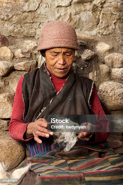 Tibetische Frau Kämmen Wolle Stockfoto und mehr Bilder von Aktiver Lebensstil - Aktiver Lebensstil, Aktiver Senior, Alter Erwachsener