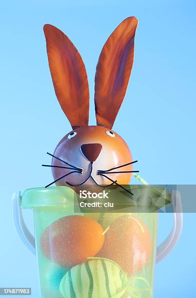 Photo libre de droit de Lapin De Pâques Assis Sur Des Œufs Colorés banque d'images et plus d'images libres de droit de Divertissement - Plaisir - Divertissement - Plaisir, Fond bleu, Fond coloré