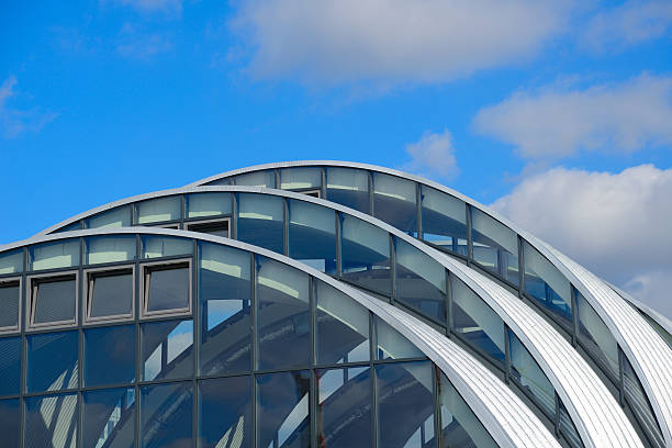 construcción metálica en el cielo azul de fondo serie mpx - 36 - industry aluminum sheet architecture metallic fotografías e imágenes de stock