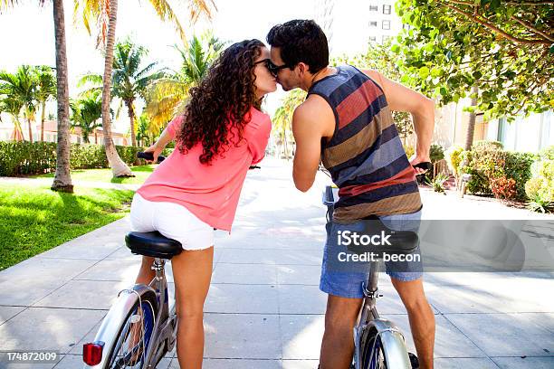 Kurier Kiss Miami - zdjęcia stockowe i więcej obrazów Bicykl - Bicykl, Całować, Dobre samopoczucie