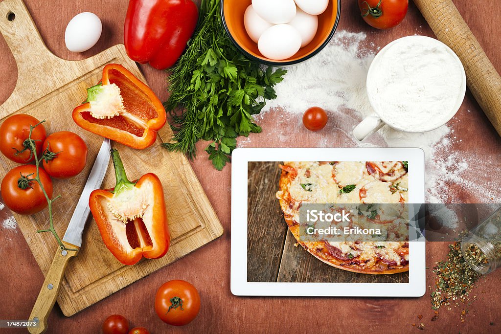 Kochen mit digitalen Tablet - Lizenzfrei Computer Stock-Foto