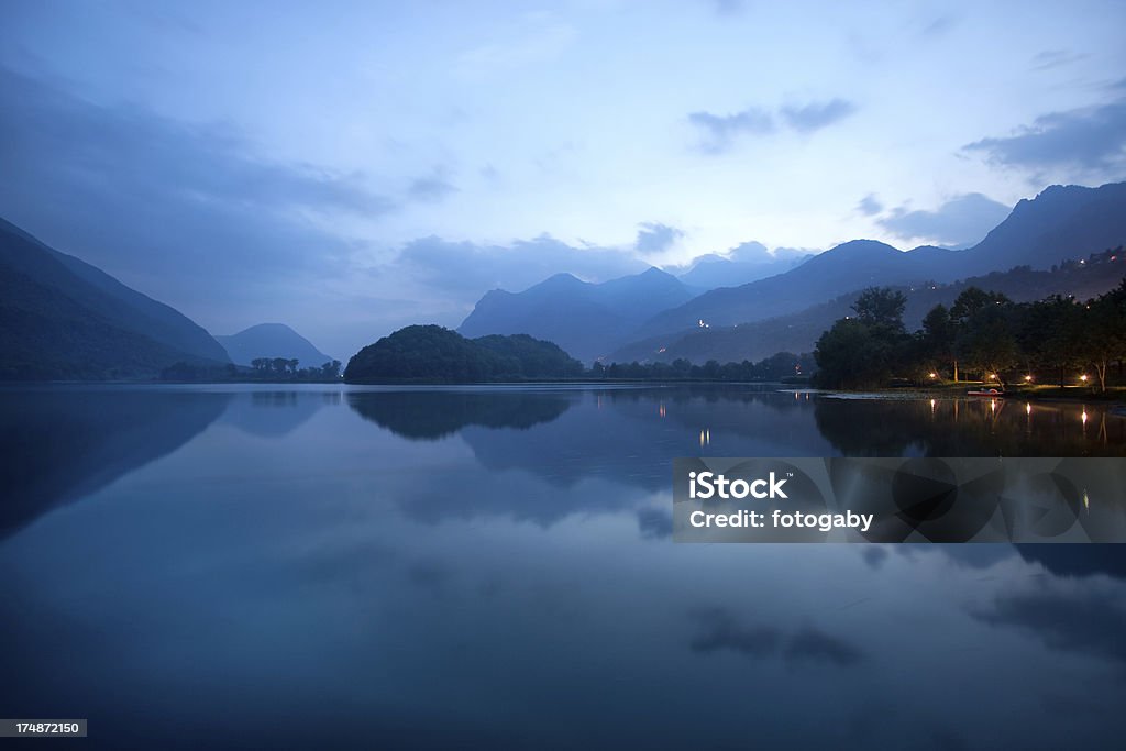 Lac entouré de montagnes au crépuscule - Photo de Alpes européennes libre de droits
