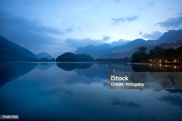 Photo libre de droit de Lac Entouré De Montagnes Au Crépuscule banque d'images et plus d'images libres de droit de Alpes européennes - Alpes européennes, Bleu, Ciel