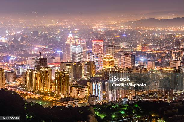 Ciudad Moderna En La Noche Foto de stock y más banco de imágenes de Taipei - Taipei, Aire libre, Anochecer