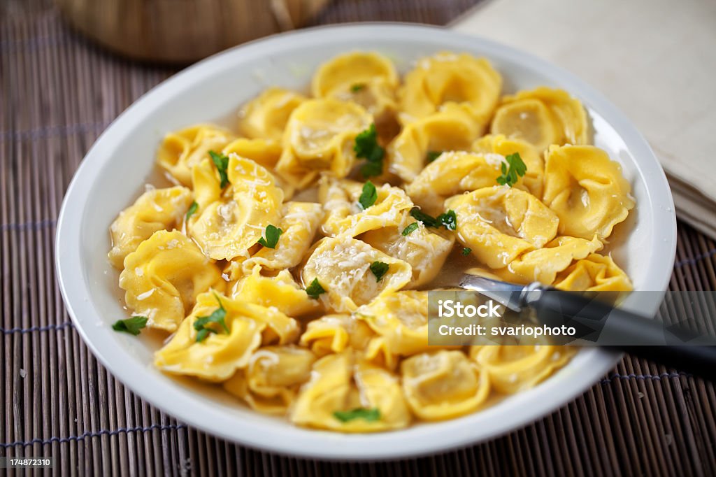 Tortellini в Бульон - Стоковые фото Тортеллини роялти-фри