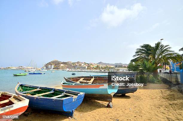 Photo libre de droit de Mindelo Animal Échoué Rowboats banque d'images et plus d'images libres de droit de Cap-vert - Cap-vert, Île de Sao Vicente, Mindelo