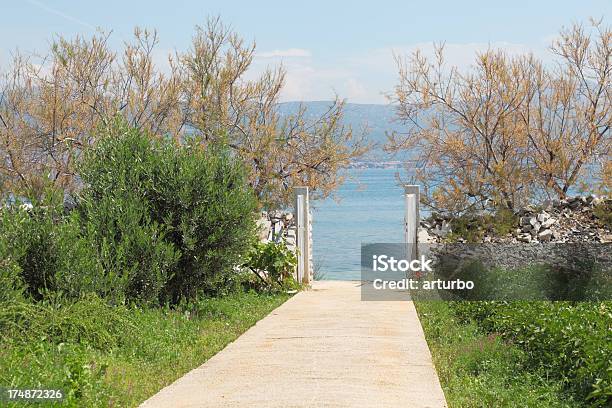 Zaun Mit Offenem Tor Zu Türkis Mittelmeer Ozean Trogir Kroatien Stockfoto und mehr Bilder von Hausgarten