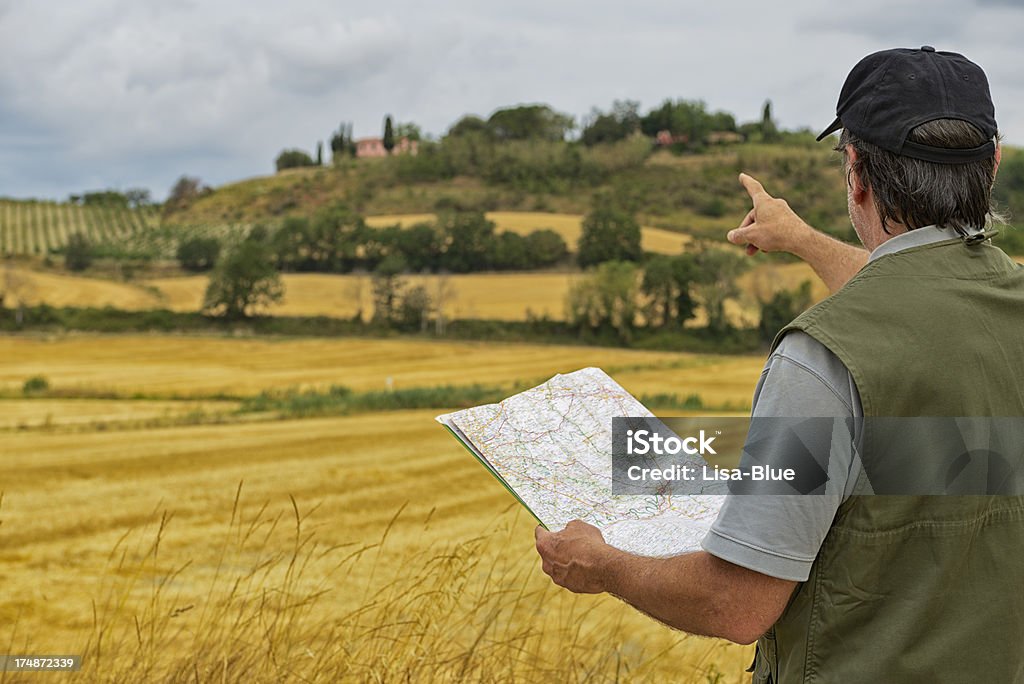 Homem no país com o mapa - Royalty-free Guia Foto de stock