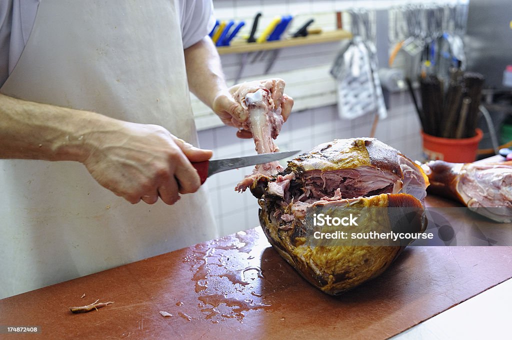 Butcher Deboning jambon cuit à l'eau - Photo de Couteau de table libre de droits