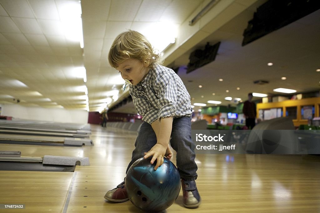 Ragazzino Bowling - Foto stock royalty-free di Bambino