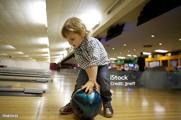 Ragazzino Bowling - Fotografie stock e altre immagini di Bambino - Bambino, Bowling, Ambientazione interna