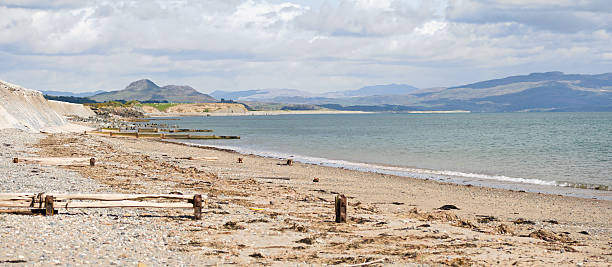 péninsule llŷn la plage et les montagnes - coastline pebble the lleyn peninsula wales photos et images de collection