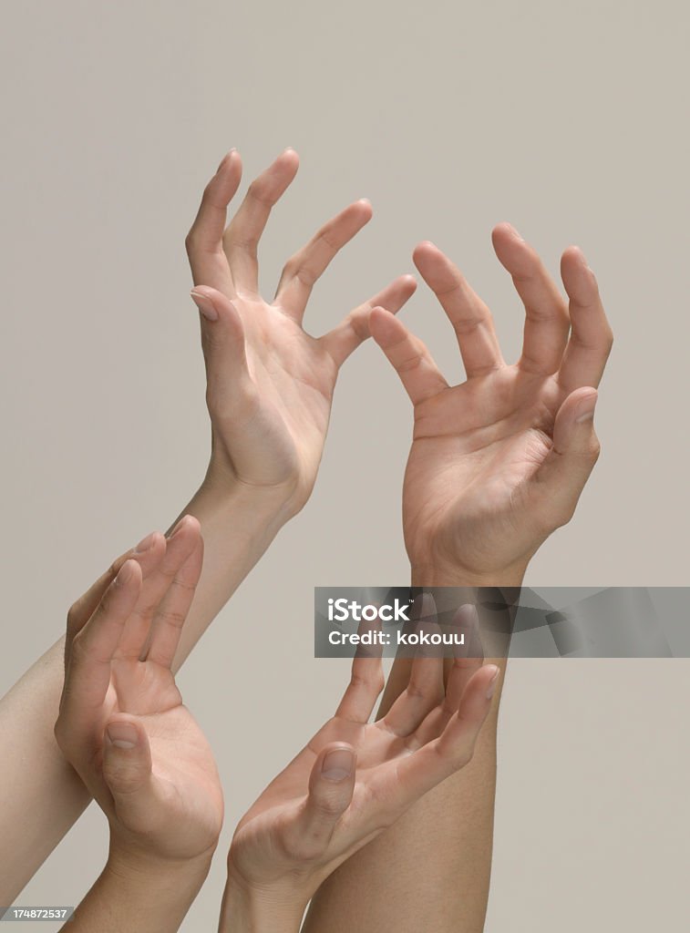 As mãos dos homens e mulheres que se sobrepõem. - Foto de stock de Adulto royalty-free