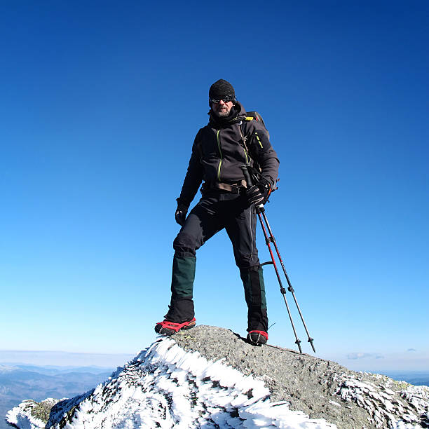 alpinista de pé triumphantly em mt madison, eua - otherworldy - fotografias e filmes do acervo