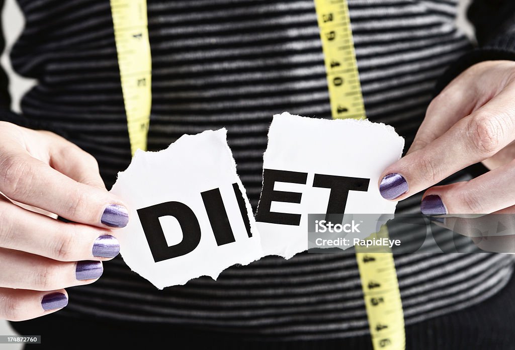 Mujer rips de "dieta" sign- régimen una pérdida de tiempo. - Foto de stock de Adulto libre de derechos