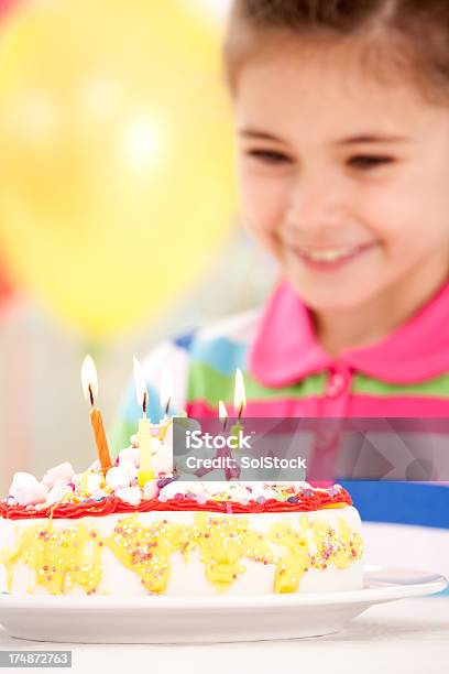 Ragazza Di Compleanno - Fotografie stock e altre immagini di Bambine femmine - Bambine femmine, Bambino, Candela - Attrezzatura per illuminazione