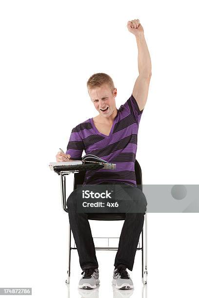 Entusiasmado Aluno Com As Mãos Levantadas - Fotografias de stock e mais imagens de Cadeira - Cadeira, Calças de Ganga, Homens