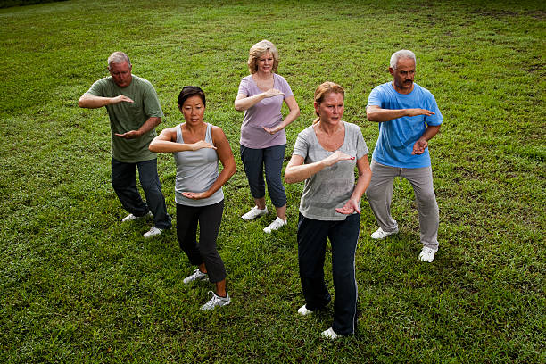 cours de tai chi - tai chi photos et images de collection