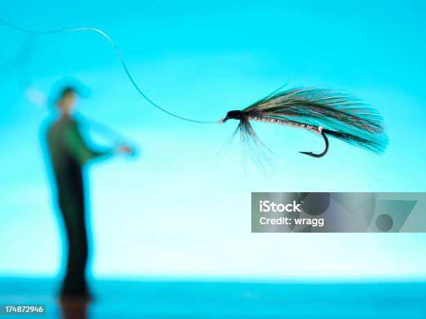 Rybak Przesuwania Żyłka Wędkarska Z Fly Feather - zdjęcia stockowe i więcej obrazów Fotografika - Fotografika, Haczyk wędkarki, Horyzontalny