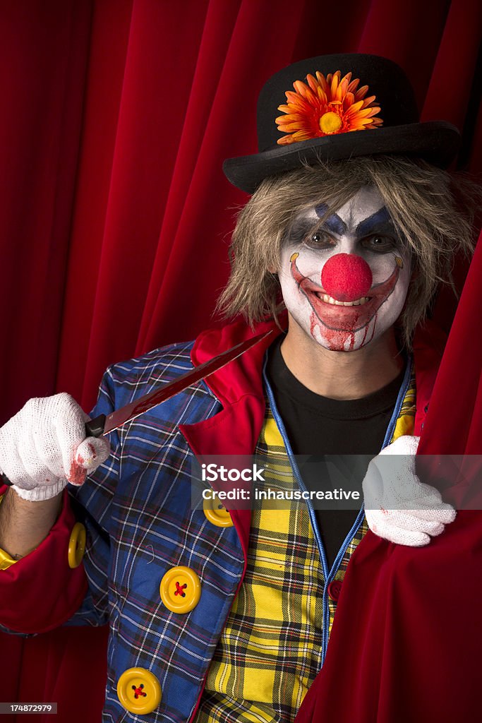 Gruselig Clown hinter dem Vorhang - Lizenzfrei Blick in die Kamera Stock-Foto