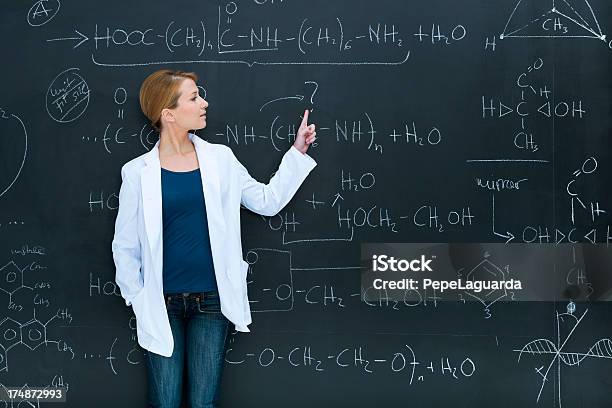 Lehrer In Chemieunterricht Stockfoto und mehr Bilder von Mit dem Finger zeigen - Mit dem Finger zeigen, Schreibtafel, Eine Frau allein