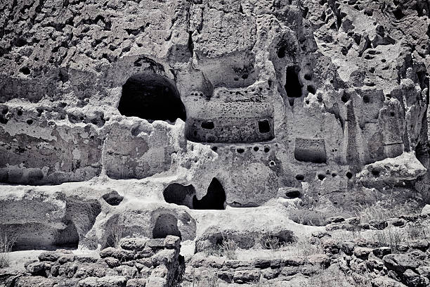 sprungbein häuser cliff dwellings-bandelier national monument - bandelier national monument anasazi anasazi ruins photography stock-fotos und bilder