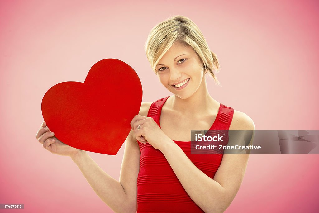 Romantische junge schöne Mädchen in Rosa Hintergrund lieben - Lizenzfrei Attraktive Frau Stock-Foto