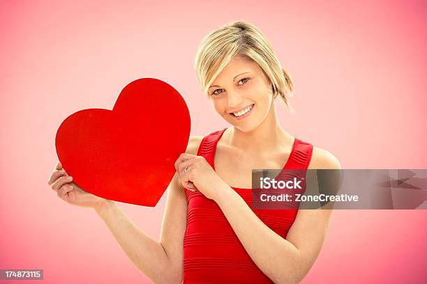 Romantische Junge Schöne Mädchen In Rosa Hintergrund Lieben Stockfoto und mehr Bilder von Attraktive Frau