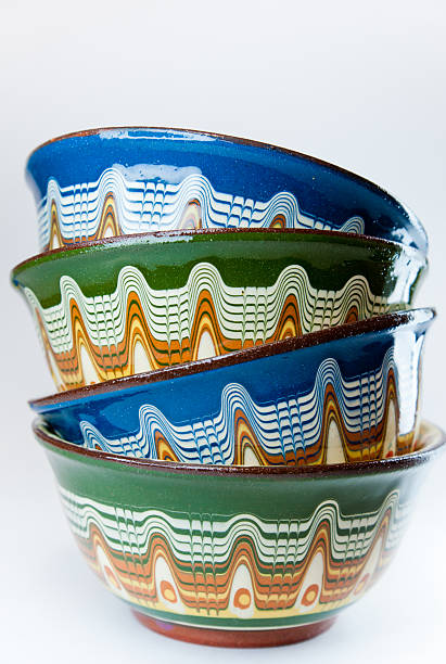 pilha de romeno bowls - bowl dishware earthenware hand colored imagens e fotografias de stock