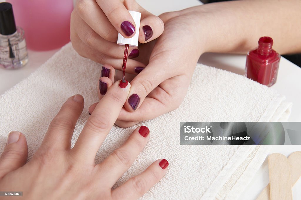 女性の指でペイントが美容院 - 2人のロイヤリティフリーストックフォト
