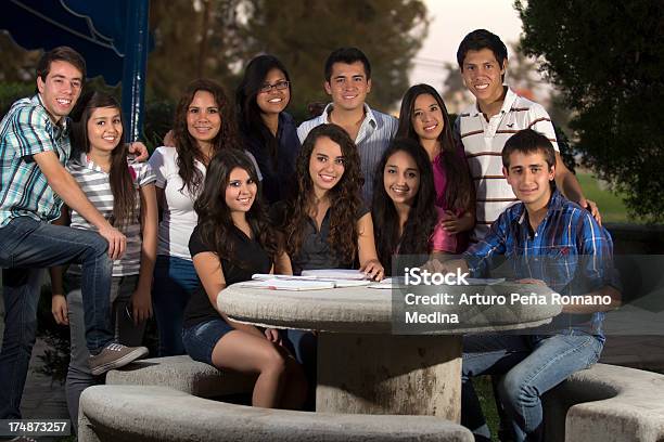 Os Alunos - Fotografias de stock e mais imagens de Adolescente - Adolescente, Cabelo Louro, Cabelo castanho