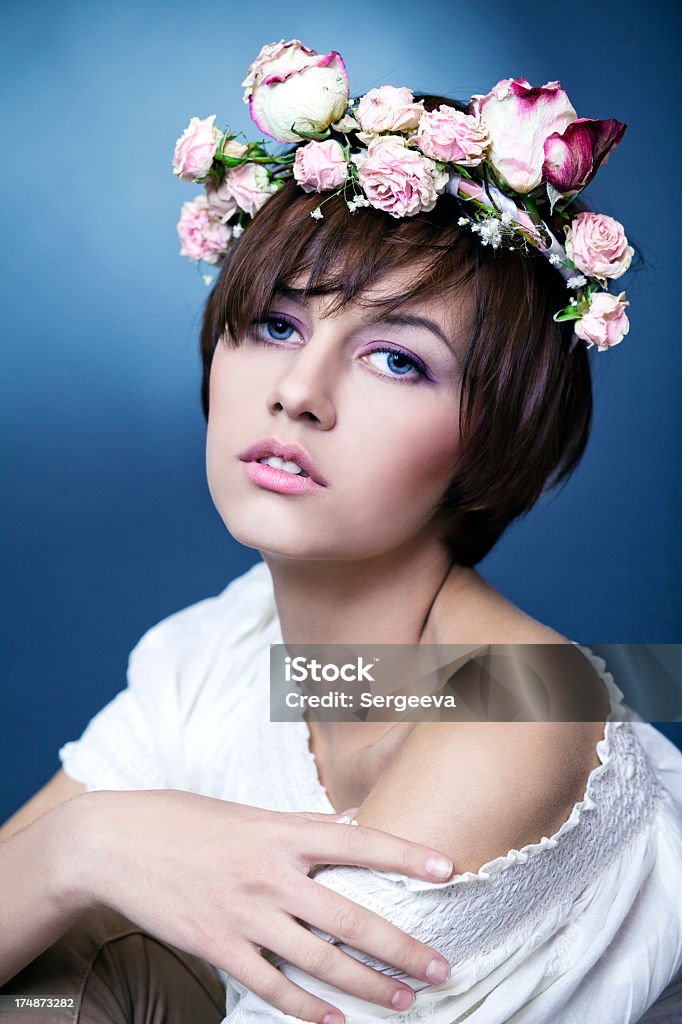 Wrażliwość. Piękna kobieta z kwiatów. - Zbiór zdjęć royalty-free (20-24 lata)