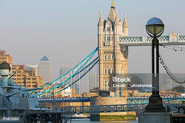 Photo libre de droit de Tower Bridge Et Le Quartier De Canary Wharf banque d'images et plus d'images libres de droit de Angleterre - Angleterre, Architecture, Canary Wharf